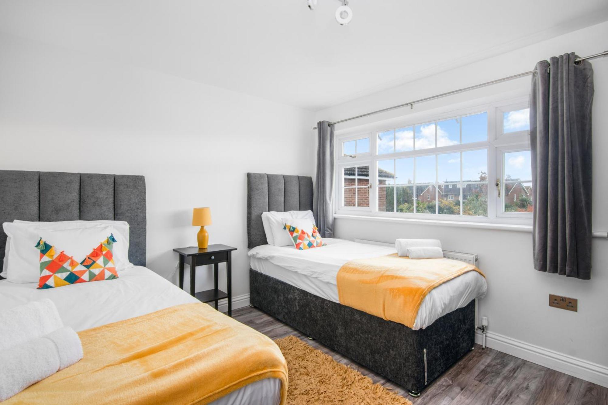 Onsitestays - Spacious 3 Bed House With Garden, Wifi & 4 Plus Parking Gravesend Buitenkant foto