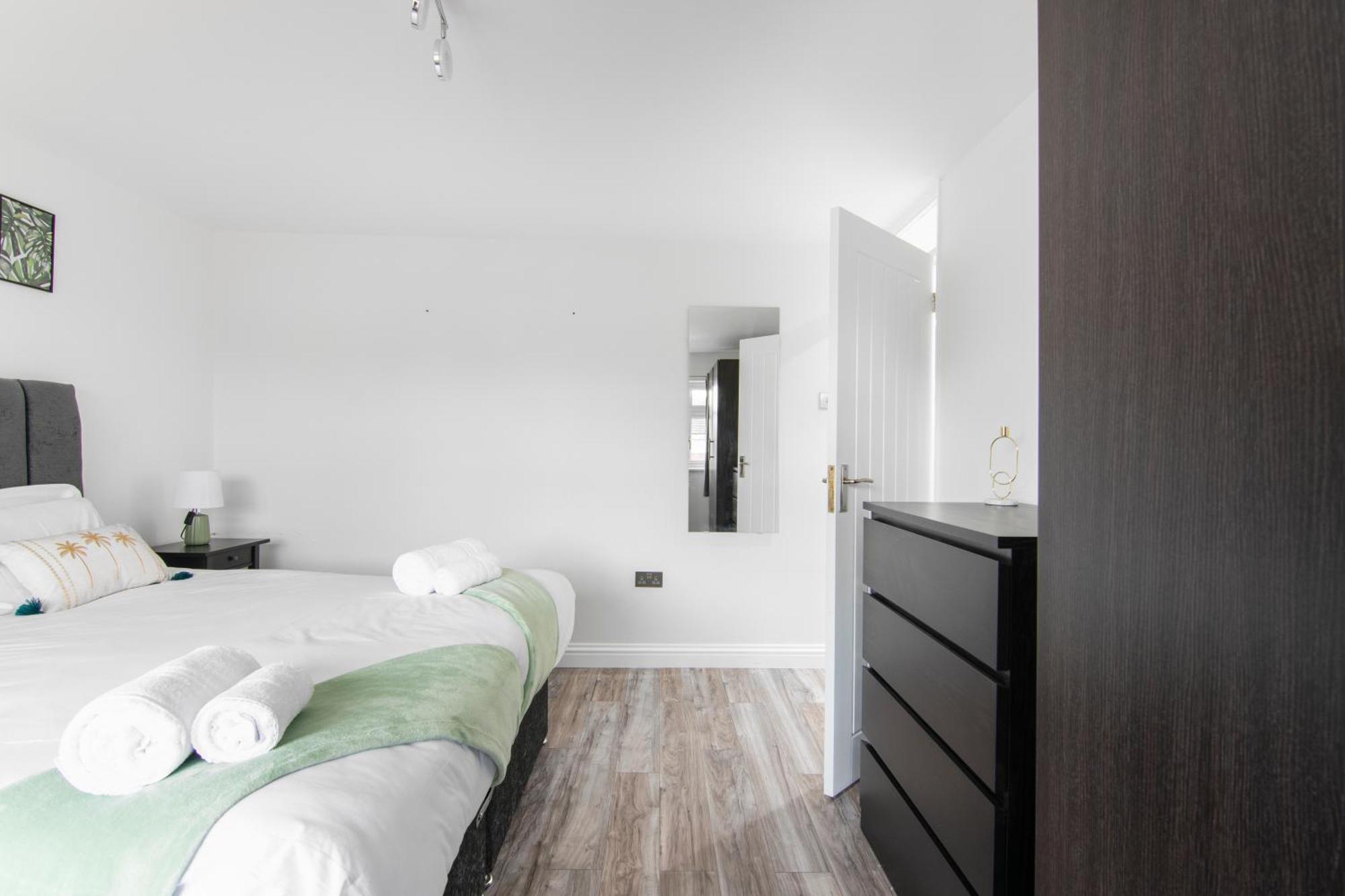 Onsitestays - Spacious 3 Bed House With Garden, Wifi & 4 Plus Parking Gravesend Buitenkant foto